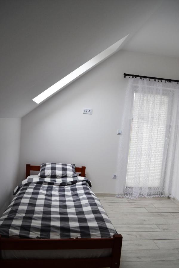 Leniowka Apartment Ponikiew  Ngoại thất bức ảnh